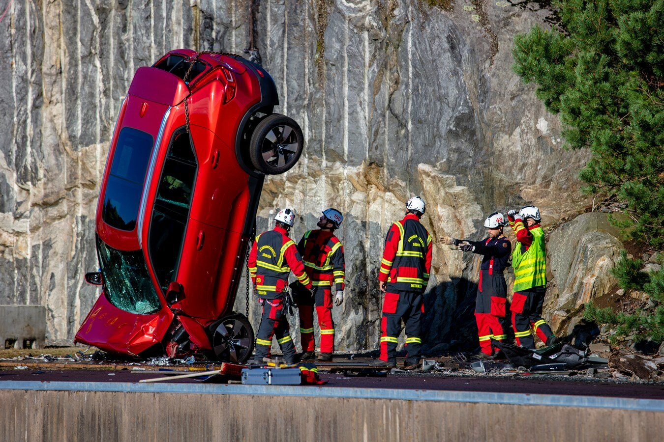 Видео: автомобили Volvo прошли самый экстремальный краш-тест, падая с  30-метровой высоты