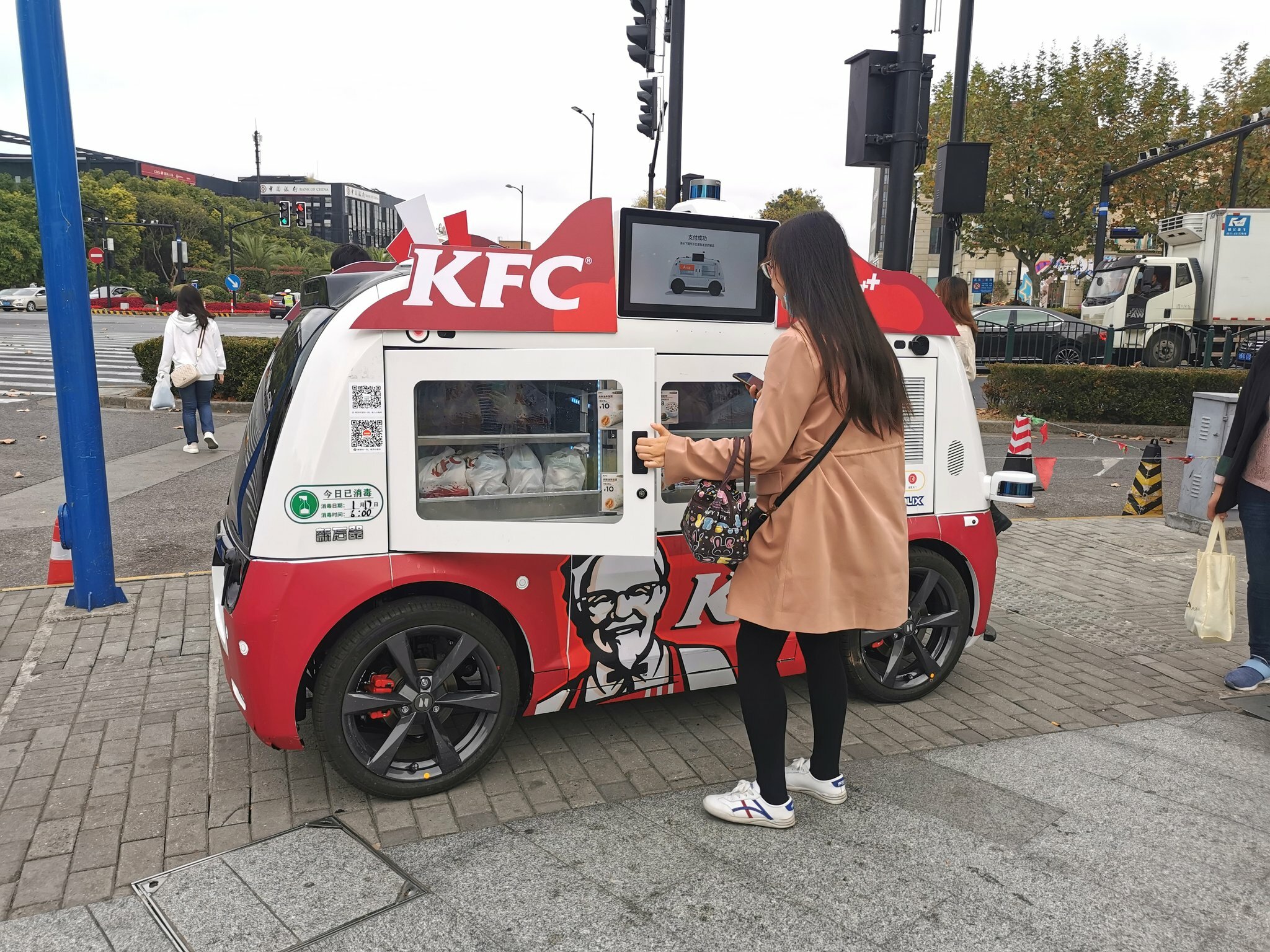 KFC представила беспилотные «рестораны на колёсах»: они уже развозят еду в  Китае