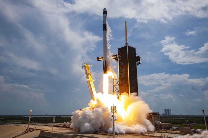 SpaceX Falcon 9 запустила в космос 143 спутника: лишь 10 из них принадлежат Илону Маску