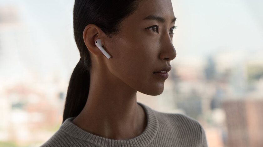 Продажи беспроводных наушников за год выросли на 90%, AirPods — в лидерах
