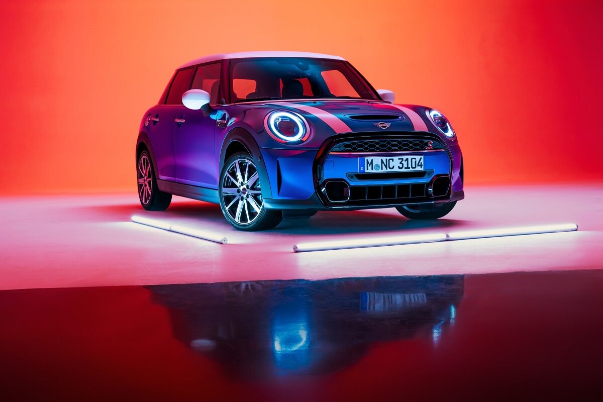 Представлен новый MINI Cooper: 5 дверей, стильные диски и фирменное  приложение для смартфона