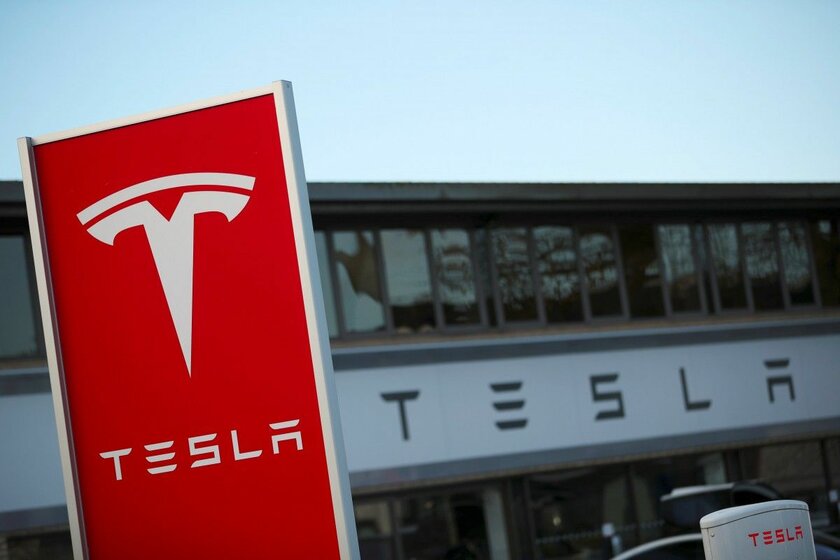 Илон Маск: фургон Tesla проедет 48 км на энергии от солнечных батарей