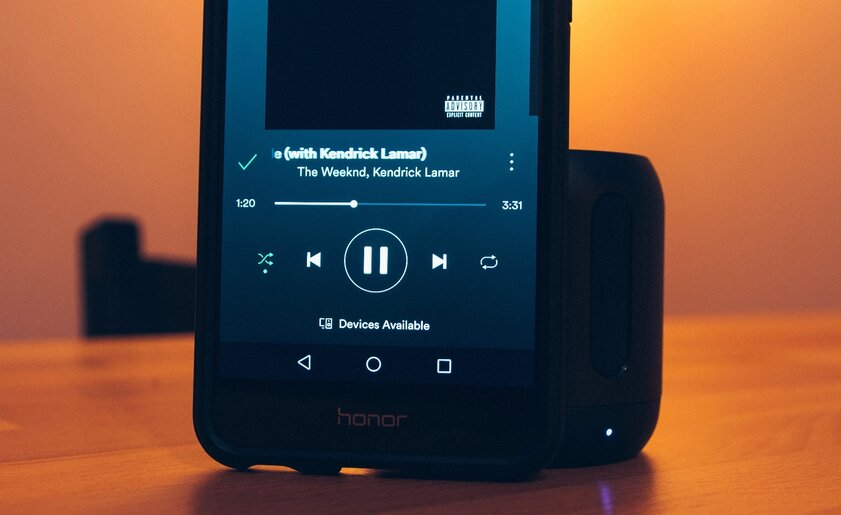Spotify больше не транслирует бесплатно музыку на колонки через Google Assistant