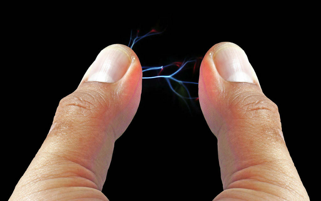 Почему ноутбук вибрирует и бьётся током: так происходит только при ...