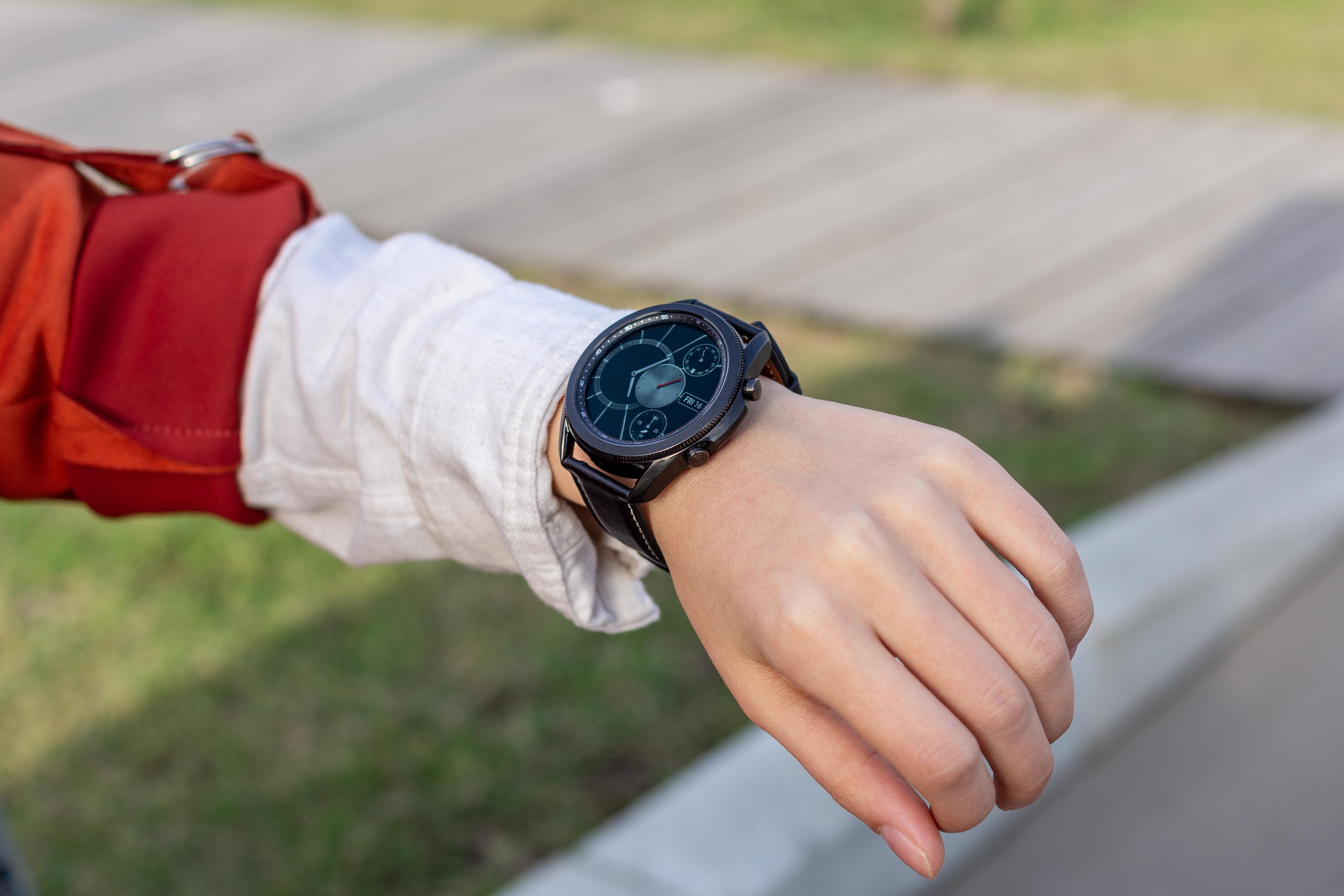 Galaxy watch 43. Часы самсунг 2018 года. Смарт часы самсунг 2022 года новинки. Samsung watch 3 игры. Samsung watch 3 обзор.