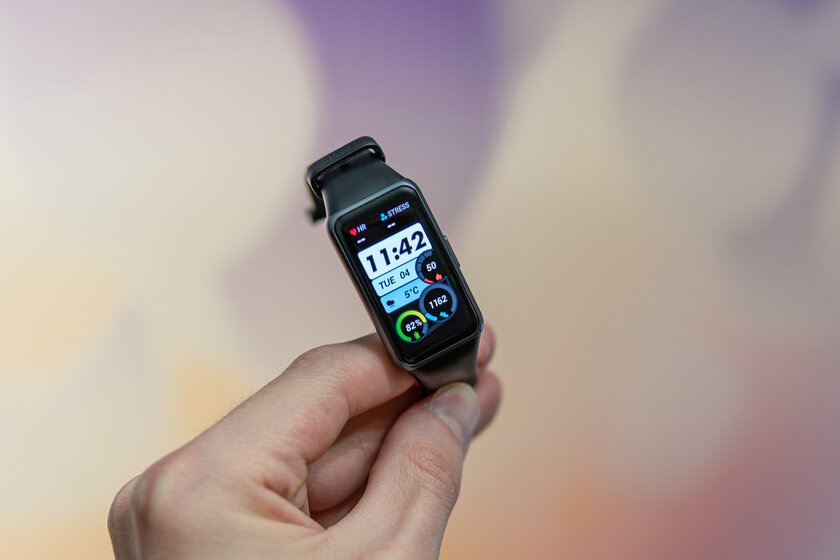 Удобнее браслета, компактнее часов: обзор Huawei Band 6