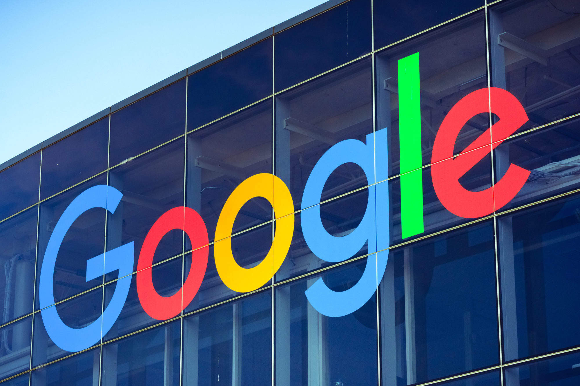 Google отказалась локализовать данные российских пользователей в России. Её оштрафуют — до 6 млн рублей