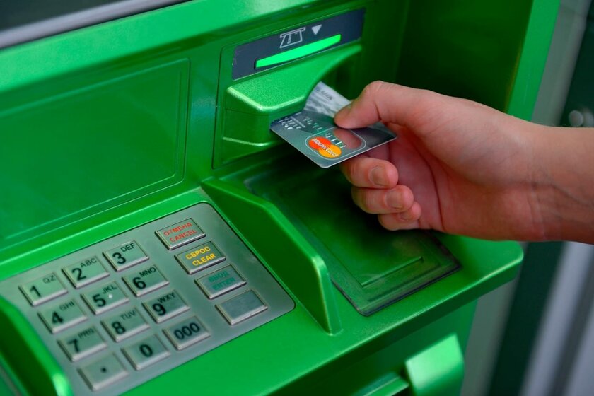 На зелёной стороне: в банкоматах Сбера можно сдать пластиковые карты на переработку