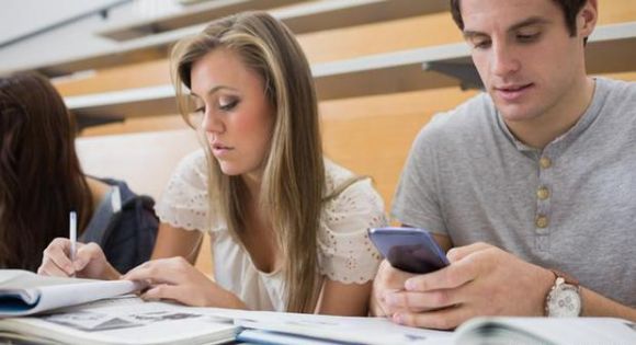 Студенты не могут провести и десяти минут без своего мобильного устройства