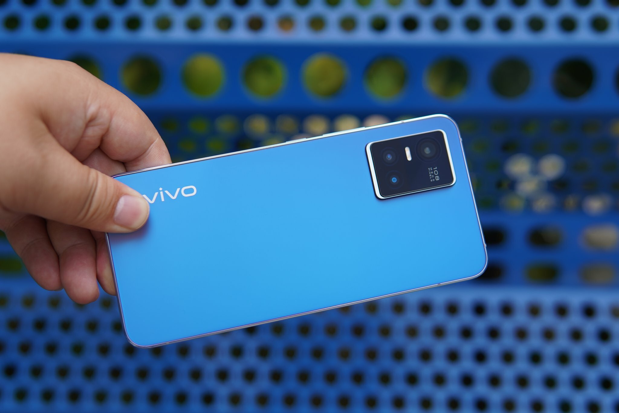 Новый смартфон от Vivo меняет цвет под солнцем: смотрите на живых  фотографиях