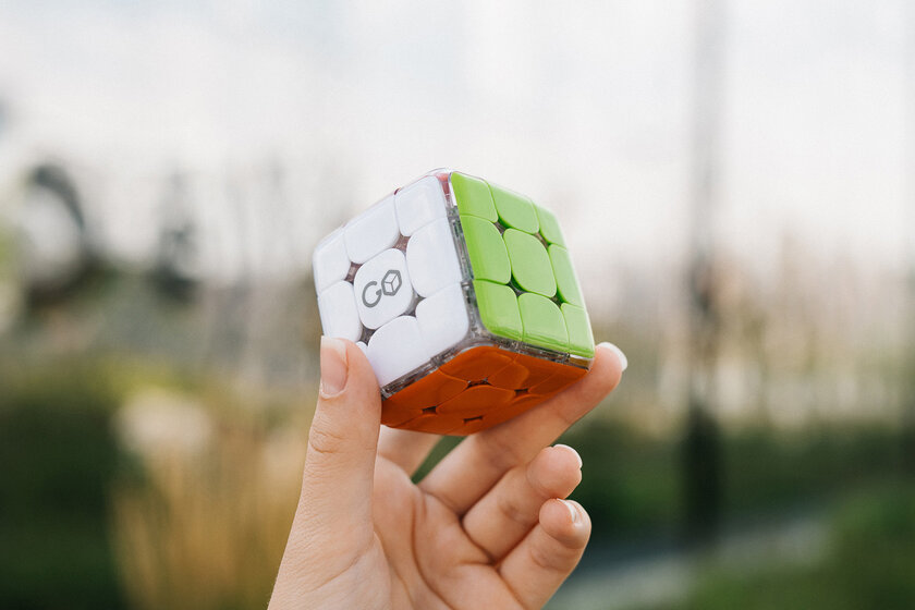 Кубик Рубика, обучающий играть в самого себя. Обзор Go Cube