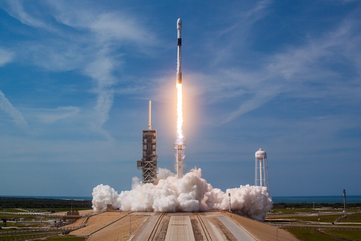 SpaceX впервые в истории отправила в космос гражданский экипаж