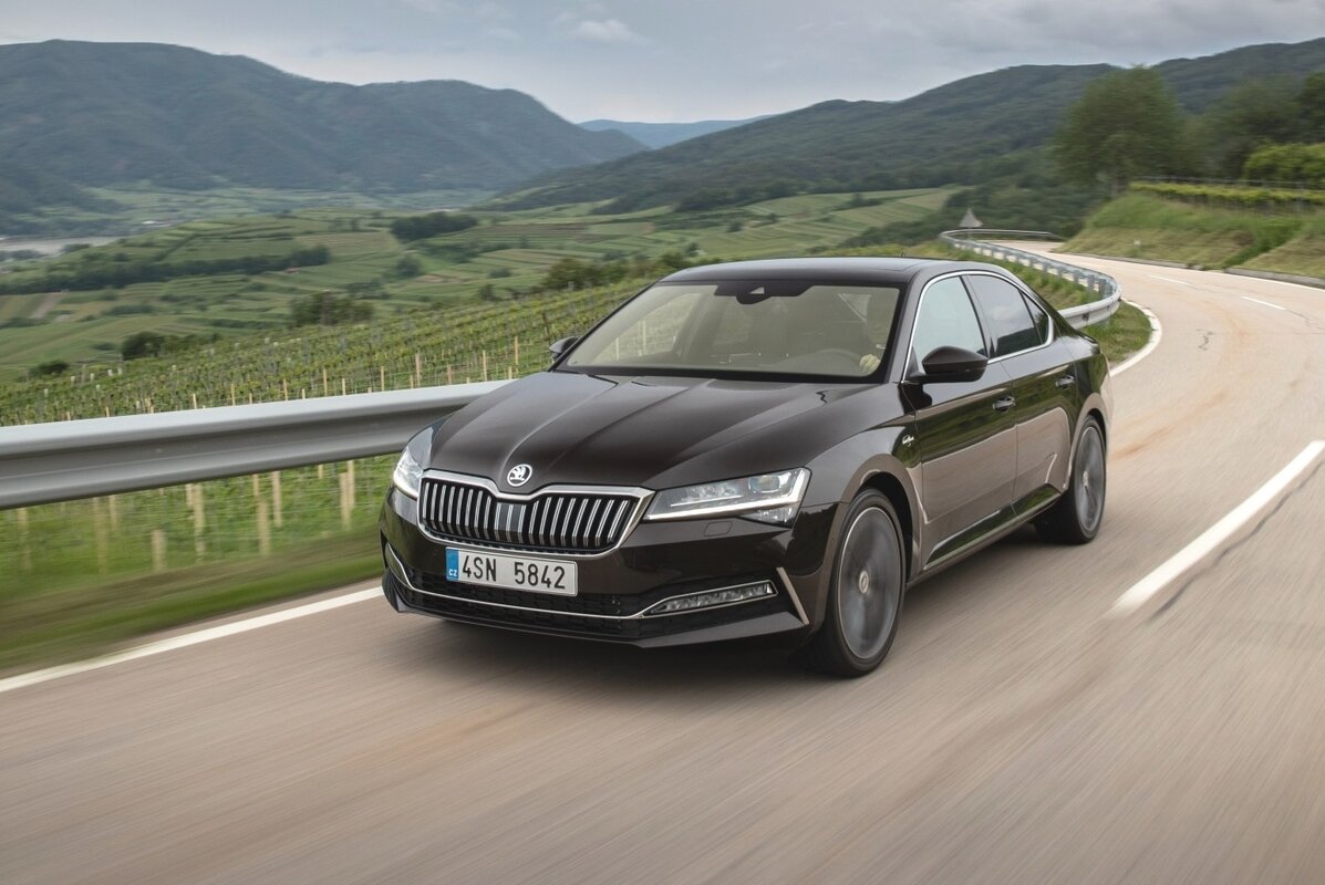 Škoda Superb byla 52 let zapomenuta, ale byla vzkříšena. Jak se seriál za 20 let změnil