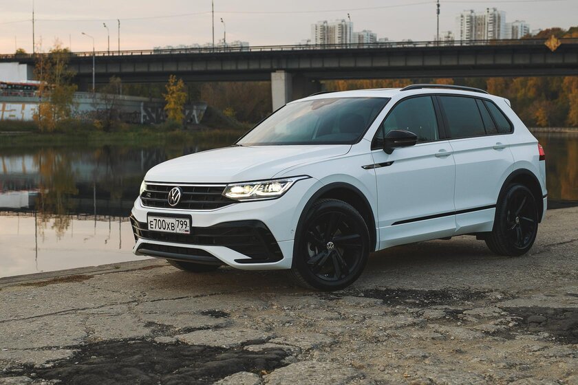 Малый повзрослел. Тест-драйв заряженного Volkswagen Tiguan R-Line (2021)