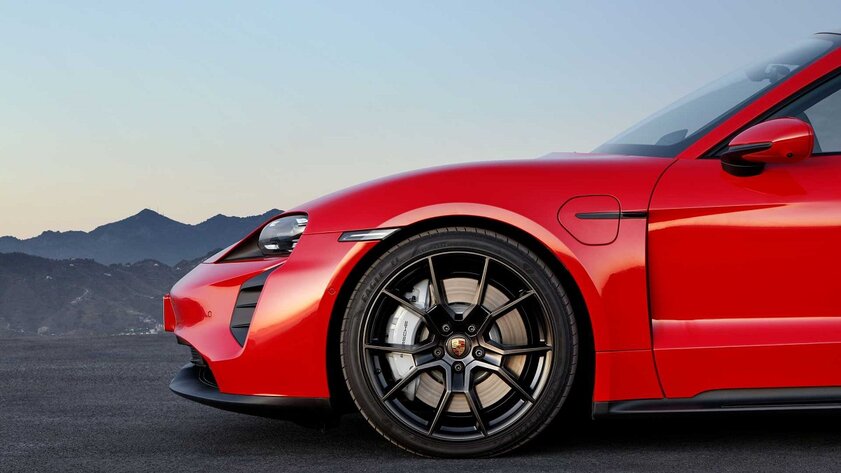 Дерзкий обвес, обновлённый салон и цена в 10 млн рублей: Porsche представила Taycan GTS