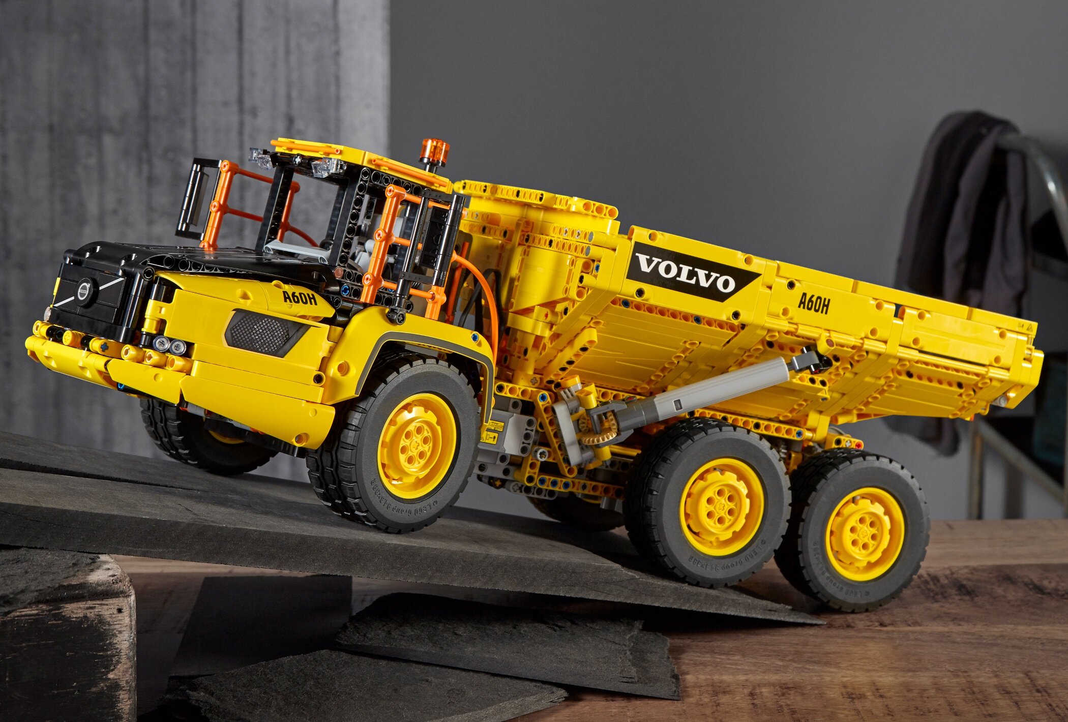 Дети смогли сдвинуть самосвал Volvo A60 с помощью конструктора LEGO