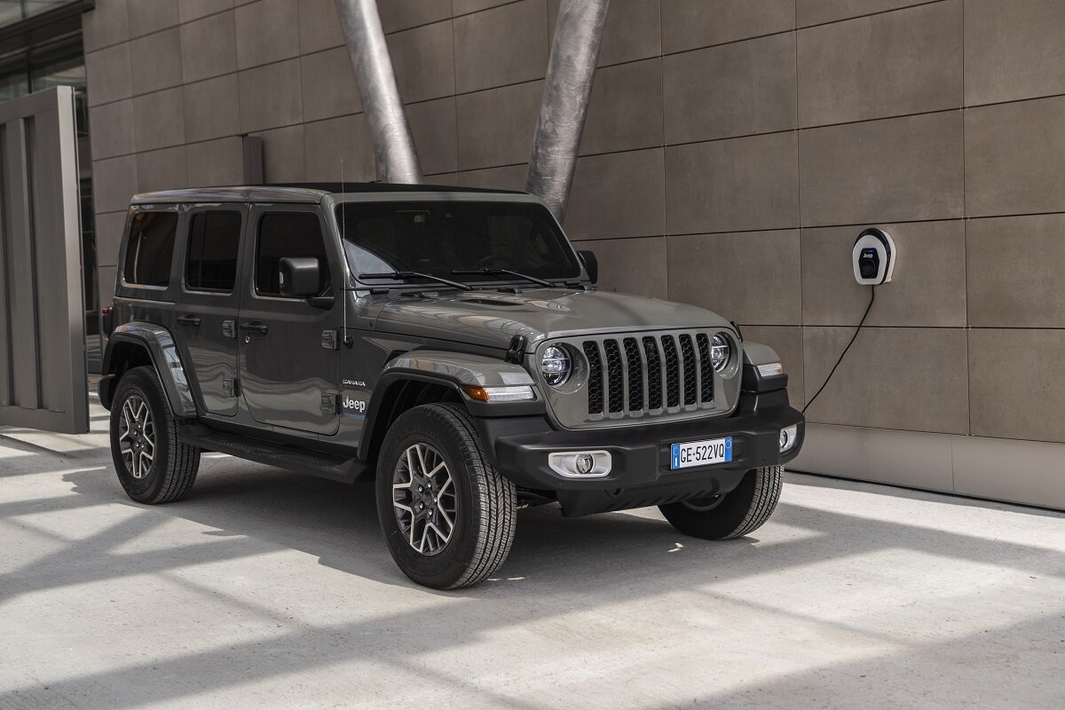 Мощный внедорожный гибрид и современные технологии: Jeep представила Wrangler 4xe 2022
