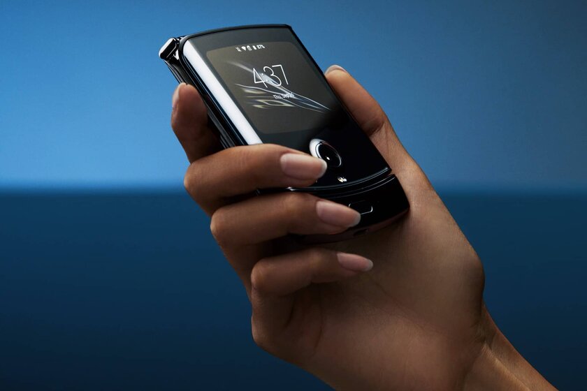 Motorola запатентовала раскладушку, складывающуюся наружу. В чём смысл — непонятно
