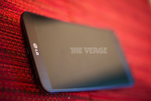 Живые фотографии смартфона LG G Flex с изогнутым дисплеем