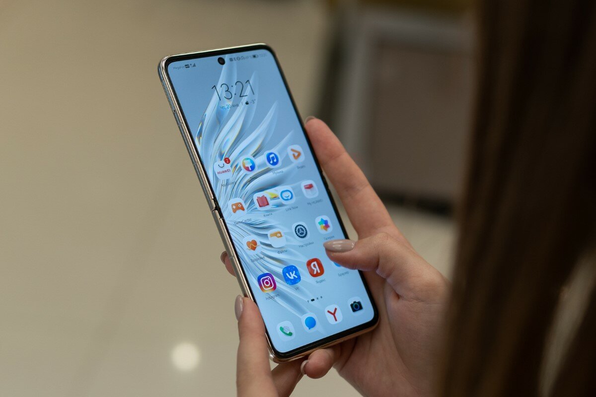 Huawei привезла в Россию смартфон-раскладушку. Стоит дороже аналога от  Samsung