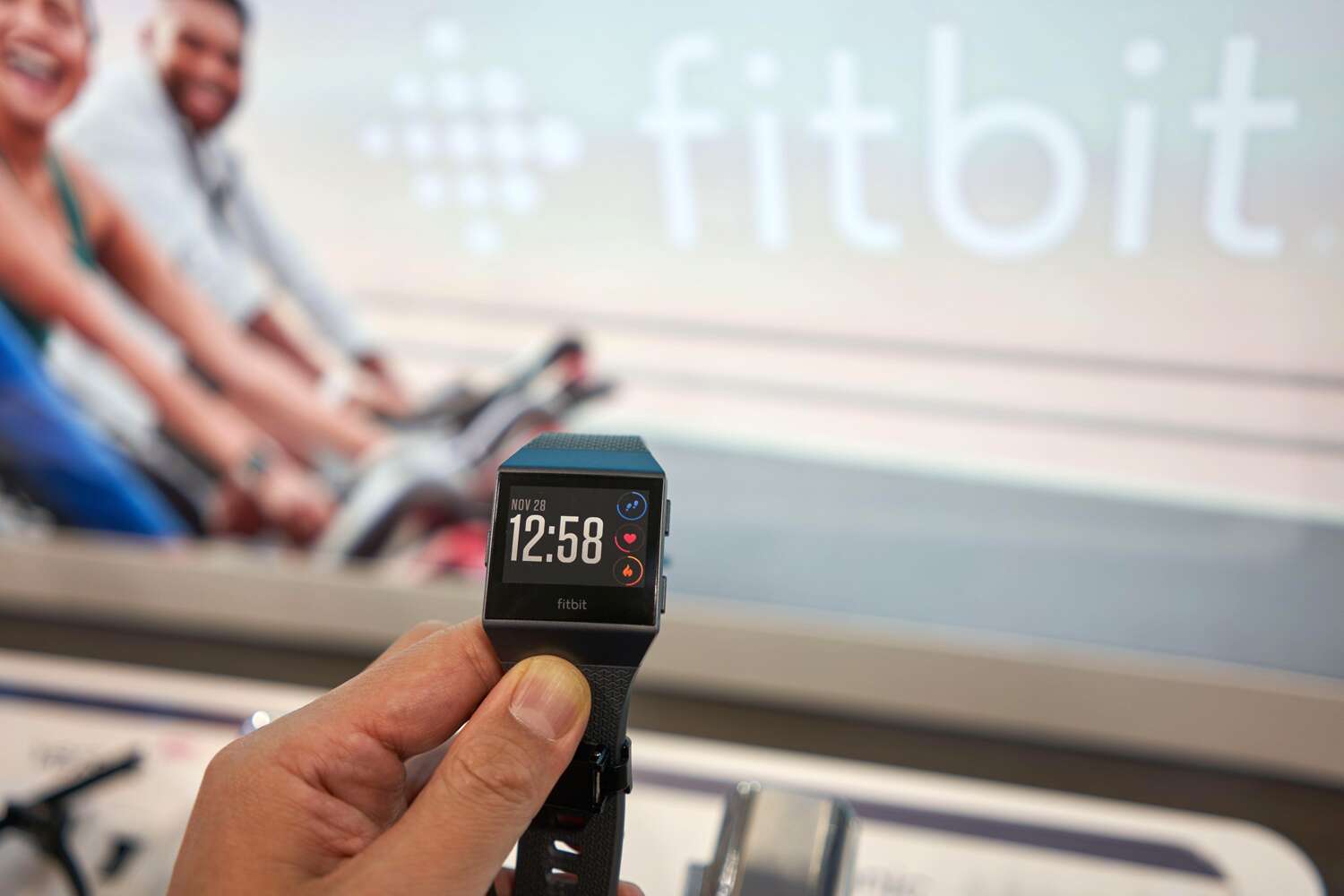 Горячая штучка: Fitbit отзывает 1,7 млн смарт-часов из-за перегрева