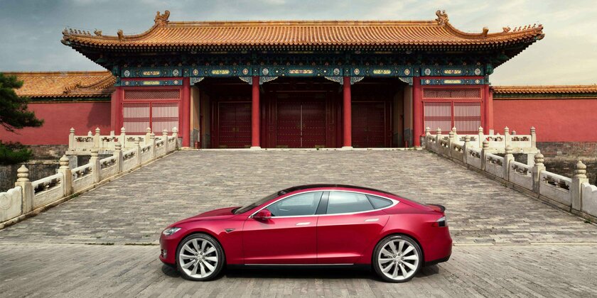 Китай вышел в лидеры по поставкам электромобилей. Каждый пятый электрокар — Tesla