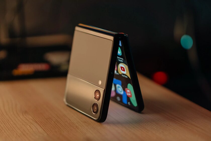 Продажи складных смартфонов в 2021 году выросли втрое. Samsung Galaxy Z Flip 3 — в ТОПе