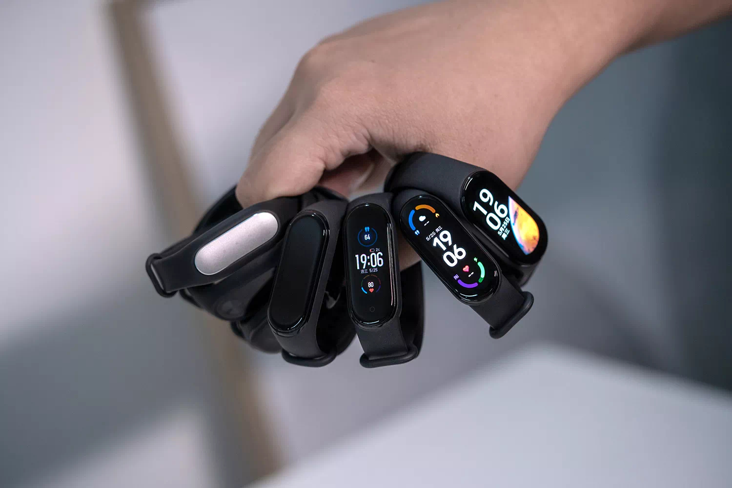 Появились живые фото Mi Band 7. Каков он в сравнении с предшественниками