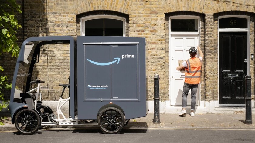Amazon использует электрические велосипеды с прицепом для доставки грузов