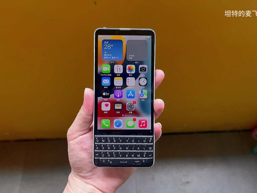 Идеальный смартфон? Китаец встроил iPhone в корпус Sony с клавиатурой BlackBerry
