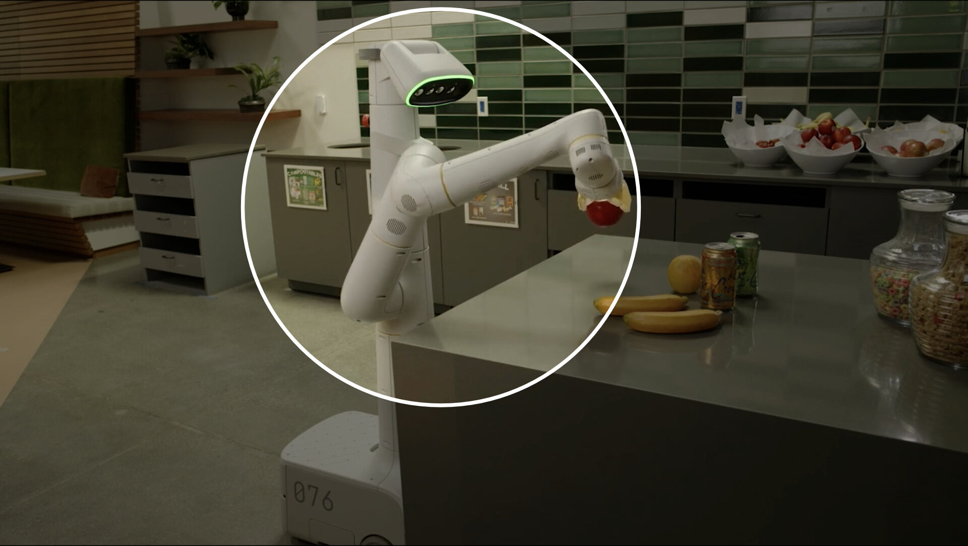 Google разработала роботов-официантов себе в офис. Они протирают стол и приносят вкусняшки