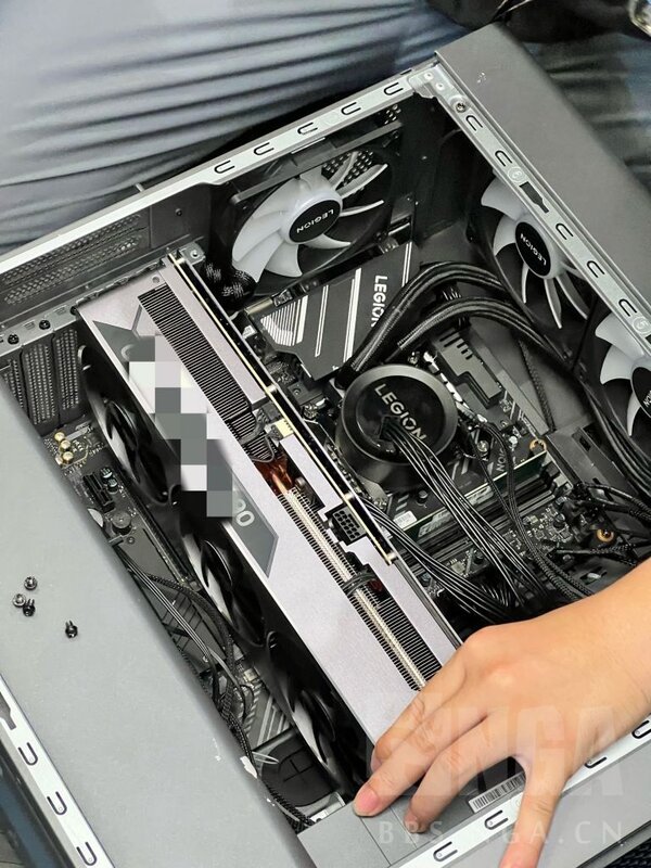 В сети появились фотографии видеокарты RTX 4080 от Lenovo: она просто ...