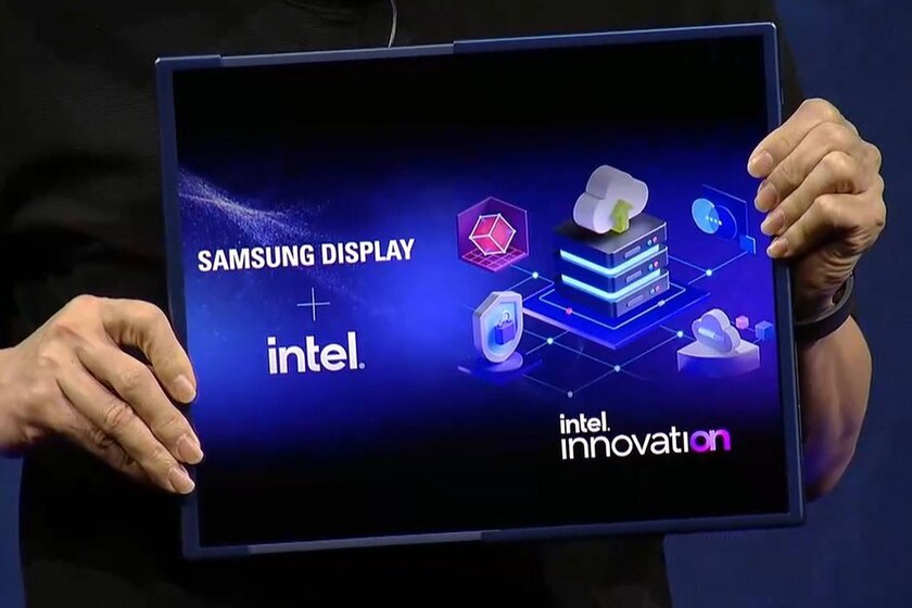 Samsung вживую показала раздвигающийся экран для компьютера. Раньше такого не было