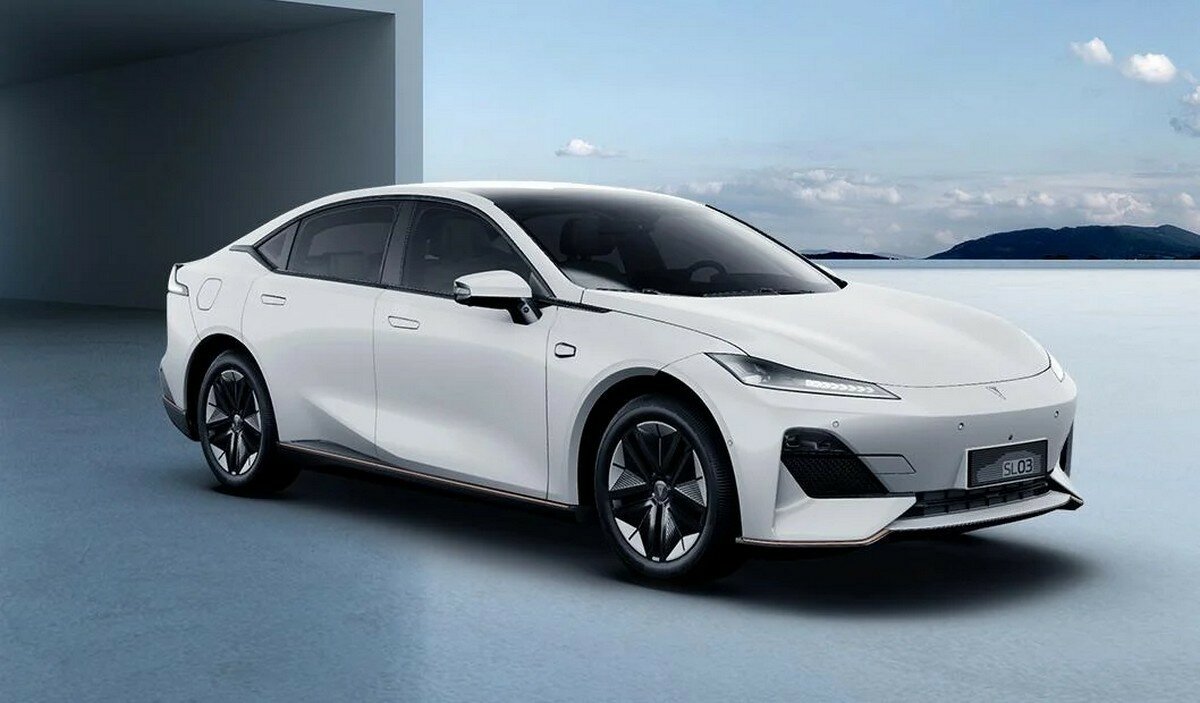 В Китае представили прямого конкурента Tesla Model 3: дешевле и с ОС от Huawei
