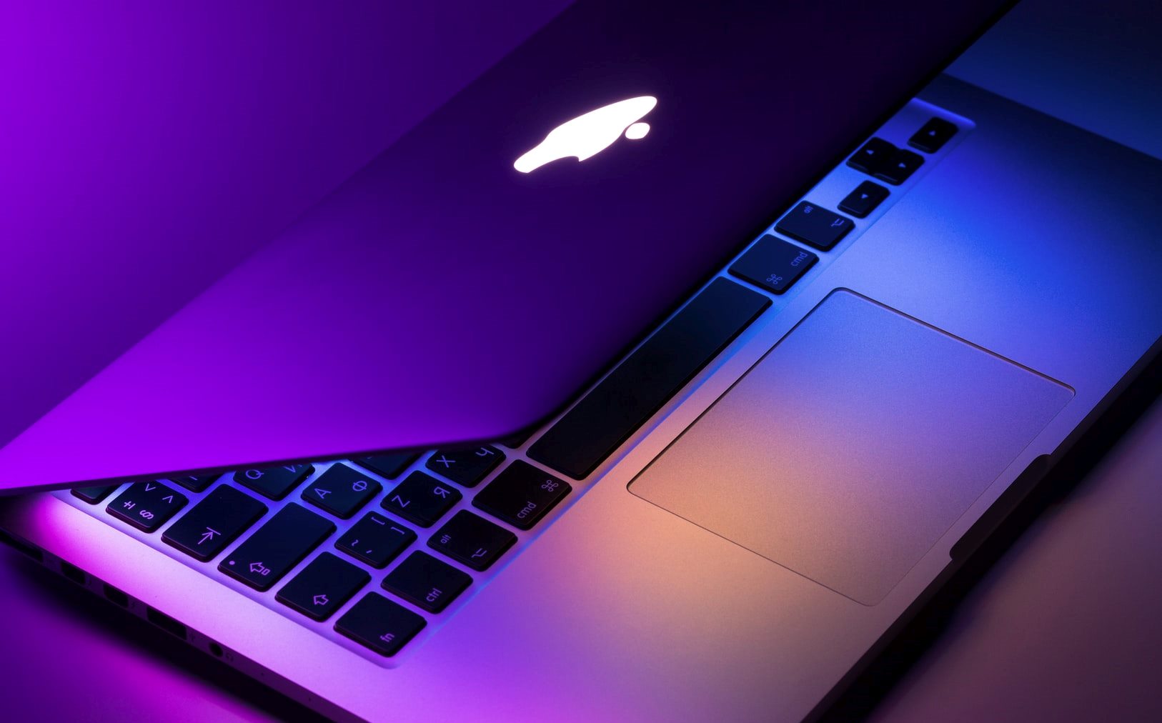 Apple патентует MacBook с сенсорными программируемыми клавишами