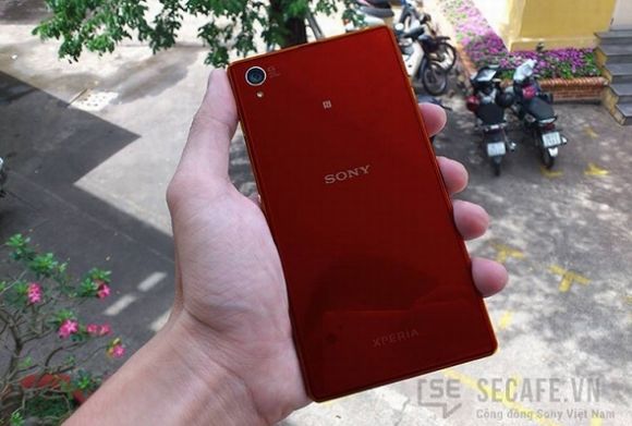 Sony Xperia Z1 - новый красный цвет с Android 4.4.2 на борту