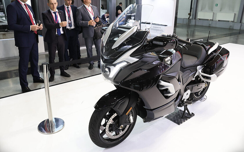 Российский электрический мотоцикл Aurus Merlon получит гражданскую версию. Дизайн уже показали