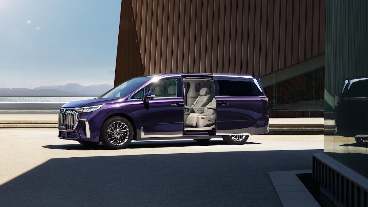 Sales of luxury electric minivan Voyah Dream started in Russia