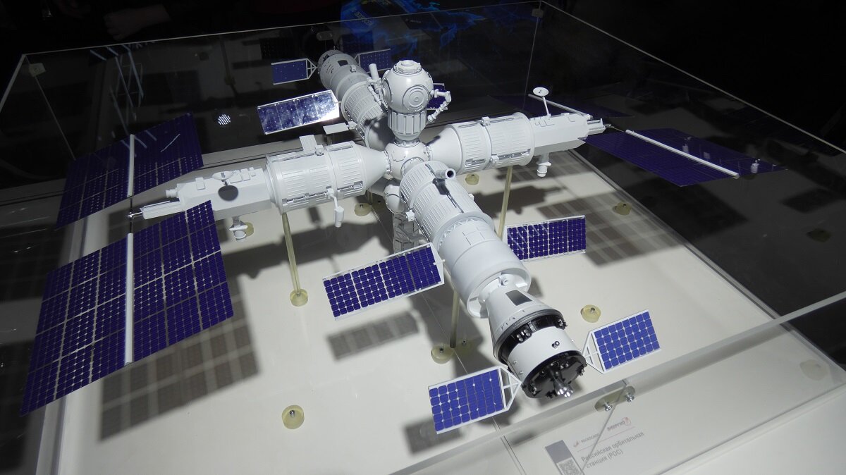 Robots, armor from meteorites and almost eternal work: details of the Russian orbital station are revealed