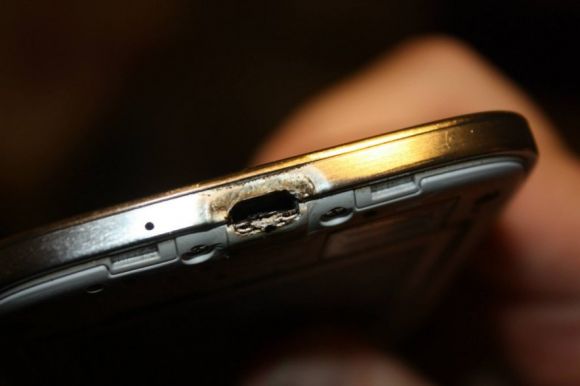 Samsung хотела скрыть случай с возгоранием Galaxy S4
