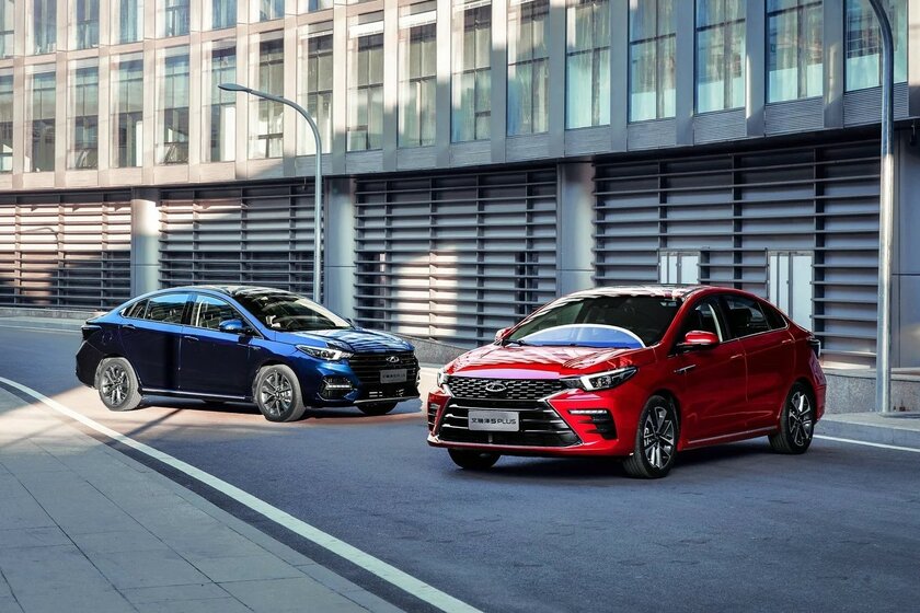 Следом за кроссовером в России представили седан Omoda S5. Модель не новая