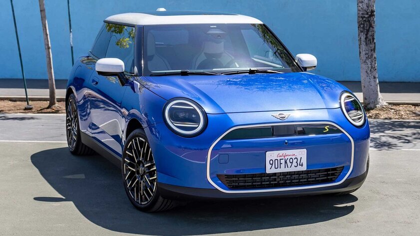 Классический дизайн с мелкими доработками: появились первые фото нового Mini Cooper