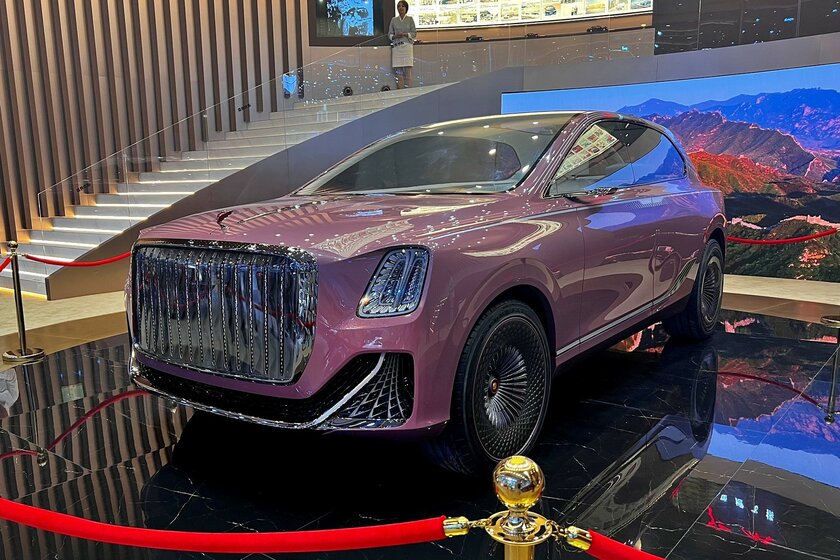 Hongqi представила кроссовер будущего: с тремя сиденьями и без руля