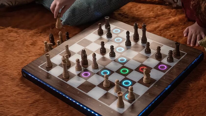 «Умные» шахматы учат новичков играть: дают подсказки и распознают голосовые команды