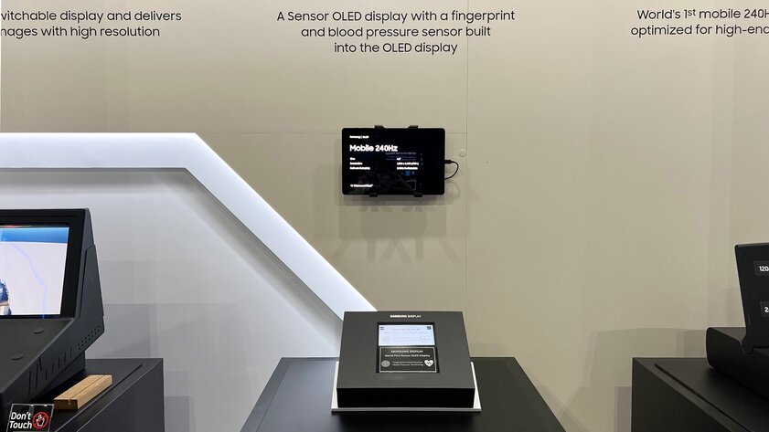 Samsung представила первый OLED-дисплей со встроенными дактилоскопом и датчиком сердцебиения