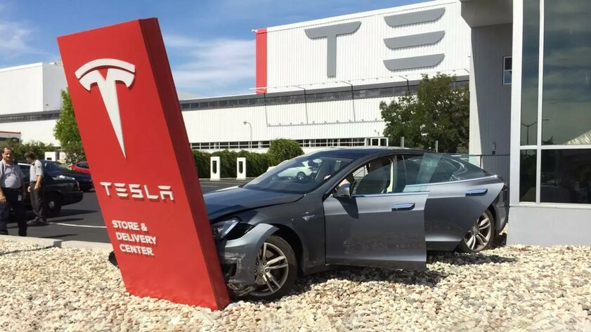 Стали известны шокирующие факты про автопилот Tesla: 736 аварий и 17 погибших