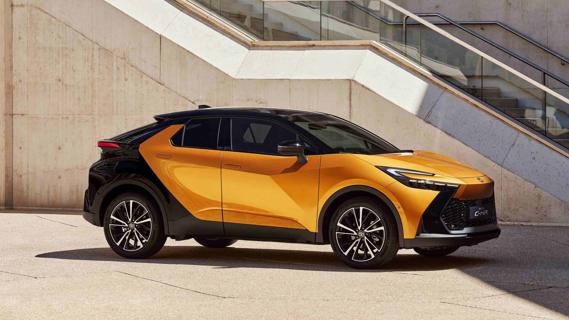 Представлена новая Toyota C-HR 2024: машина изменилась снаружи и внутри