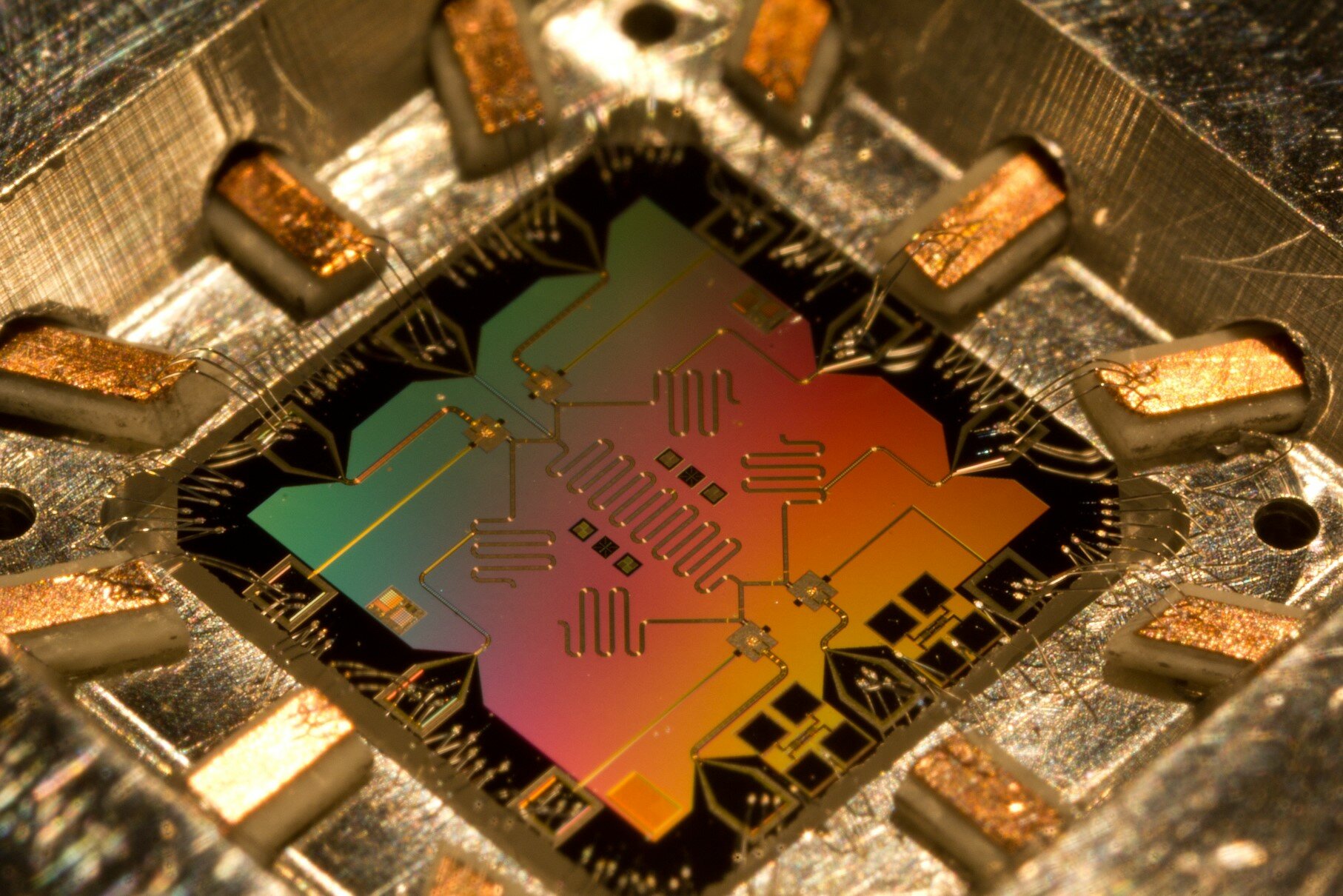 Создан самый мощный квантовый компьютер в России с 16 кубитами. Через год обещают 100 (!)