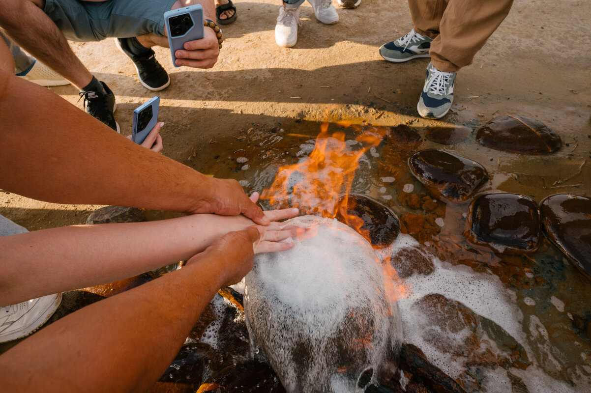 Источник который горит. Горящий источник белиджи. Огненный источник в калмыкии. Источник который горит. Костер в пещере.
