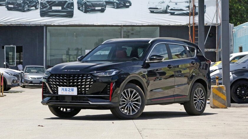 Мощный мотор, адаптивный круиз-контроль и красный салон: Jetour представила X70 Pro